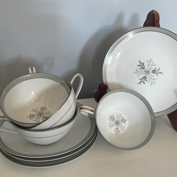 Noritake China Lucille pattern 4 cups & saucers white /grey gold trim - Picture 2 of 4